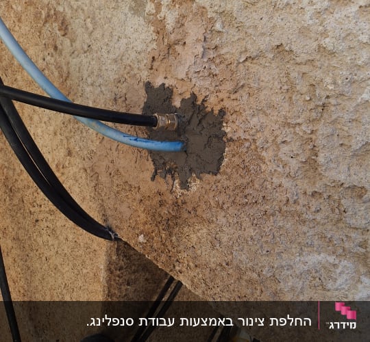 צינורות מחוברים לקיר עם טיח